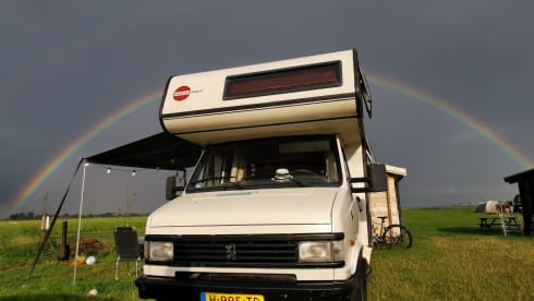 Get away with this 5 person camper!