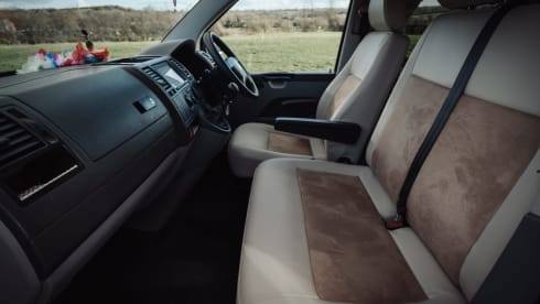 Amari – Escape the ordinary in our cosy, country cottage on wheels!