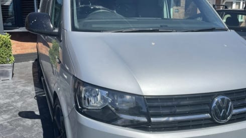 Silberner Volkswagen 2016 T6 Family Campervan mit 4 Schlafplätzen