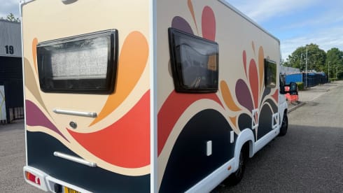 Sunset Bloom 🌅🌸 – A beautiful and comfy 6 berth motorhome for fun and adventures