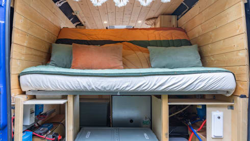 Ollie – Comfortable, attractive 2 person bus camper