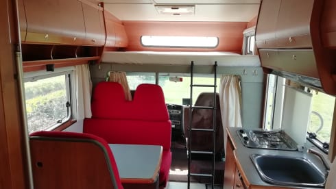 Complete and compact 5-person house on wheels