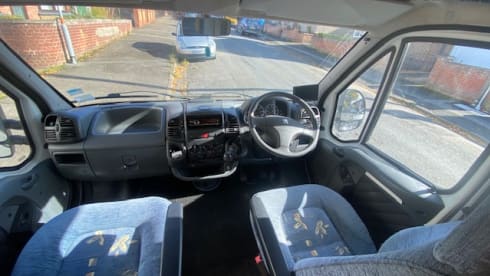 Max  – Cosy comfortable and easy to drive Peugeot MWB 4 birth motorHOME 