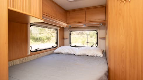Paleisje99 – Camping-car Bürstner (2004) complet et puissant, avec 4 ceintures de sécurité et 3 couchettes.
