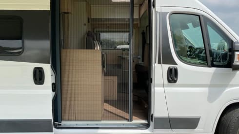 Luxurious and sustainable bus camper (automatic) with light interior and many extras