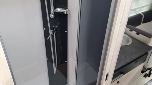 Kampergeluk – Beleef jouw uniek avontuur met onze 4-persoons automaat camper