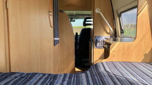 Compact and cozy camper 