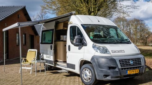 De Klaproos – Luxury 2-person camper with spacious fixed double bed!