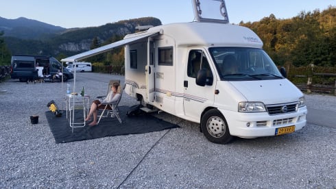 Alleen te huur voor reizen in Benelux en Duitsland – Wonderfully complete and comfortable camper for two people