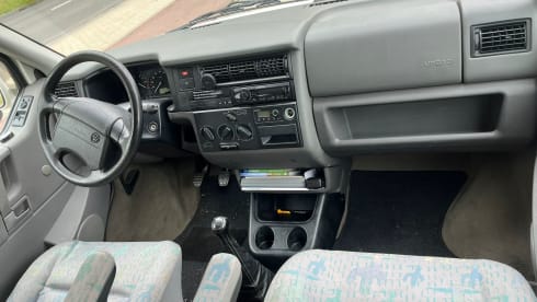 Callie – 4p Westfalia bus uit 1999