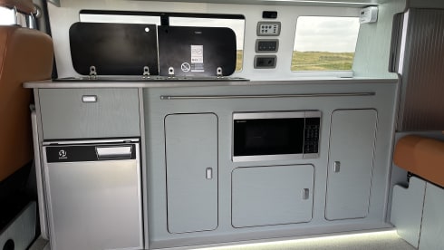 Frank 2.0 – Family Friendly 4 berth Volkswagen T6.1 Pop Top conversion 2024