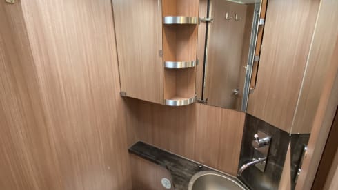 Knaus – Luxury KNAUSS, self-sufficient, length beds, 2x air conditioning, solar, XXL garage. 