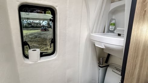 Hugo Away – Ford Transit Jumbo (Insurance included)