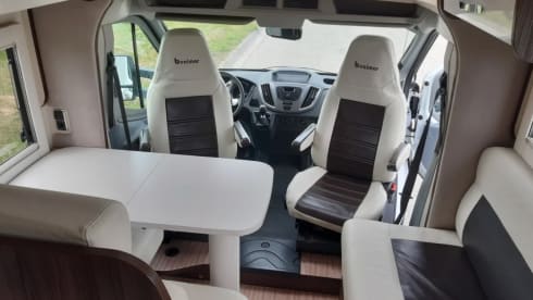 Summer Boy – 4p Benimar camper with large king size bed