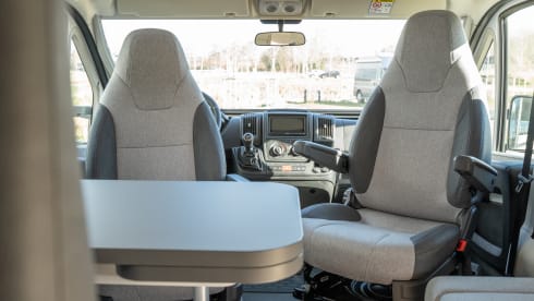 Bijna nieuwe Sunliving camper 2024 – 5p Sun Living semi-integrated uit 2024