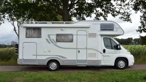 Beautiful complete and very neat 6-person camper (Fiat Ducato Adria Mobil)
