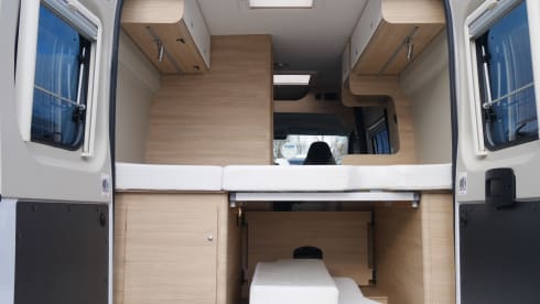 Carado 5.40 meter Buscamper, 2 sleeping - 4 seats.