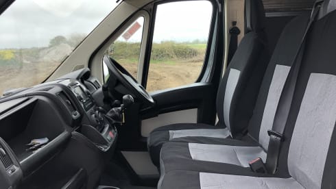 Charlie – Citroën-Bus mit 3 Schlafplätzen aus dem Jahr 2018