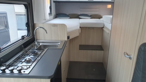 Enjoy our compact, young and luxurious camper (2021)