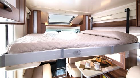 VIP 6 berth & 6 seatbelts – WiFi ✅ 2 TV's ✅ Pets ✅ Bikes ✅ Awning ✅ EU Travel ✅