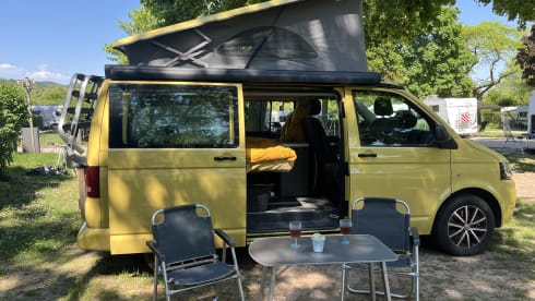 Happy Yellow Beach Camper – 4p Volkswagen bus from 2015