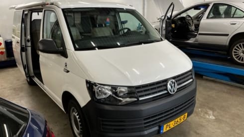 4p Volkswagen campervan uit 2017