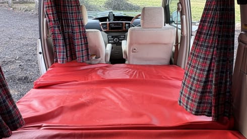 BONNIE  – Toyota campervan met 2 slaapplaatsen uit 2006