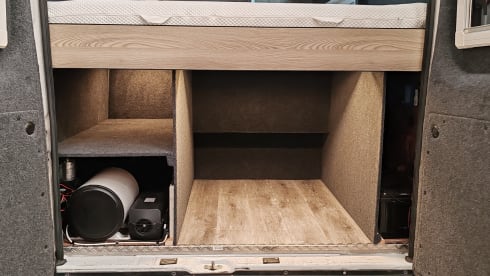 Zoe – Luxury 5 Birth Camper