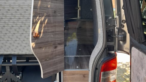 Callie – Volkswagen campervan met 4 slaapplaatsen uit 2011