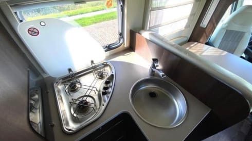 5p luxury camper with separate bed & pull-down bed