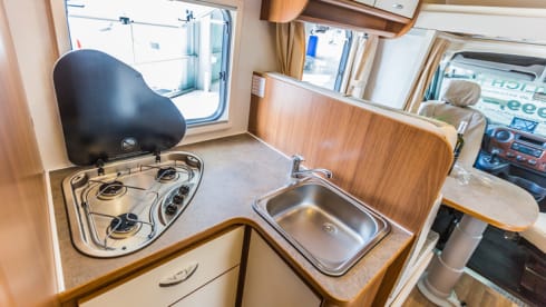 F-type – Length beds, 2 x air conditioning, satellite dish, 2 single beds, 200 extras