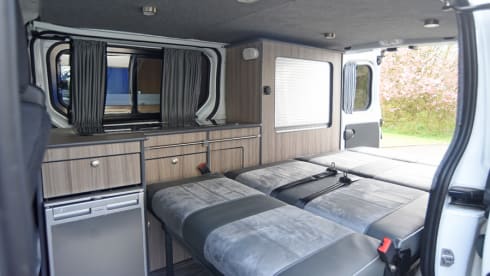 Kit – Dun-Lucy – Renault Traffic – Sleeps 2 – Travels 5