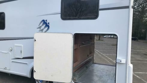 Birdy – Great camper with 4 fixed beds for family or events - XL garage