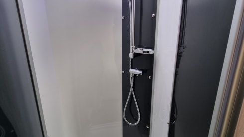 Betty Bob – Betty Bob is een luxe automatische camper met 5 zitplaatsen en 6 slaapplaatsen 