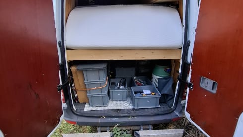 Zweisitziger Mercedes-Benz Off-Grid-Bus aus dem Jahr 2012