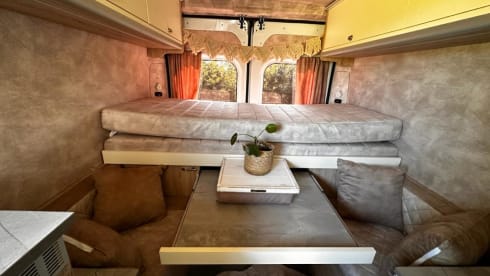 Bowie – Attractive, luxurious, off-grid campervan (incl. all-risk insurance)