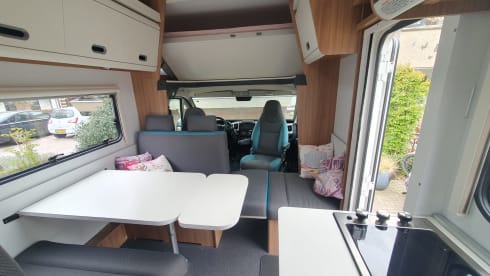 Camper Kai – Relax on your journey with a luxurious Adria Sunliving alcove camper