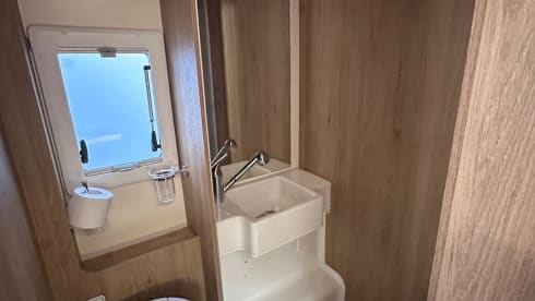 Bee – Fabulous six berth, five seat belt spacious motorhome 