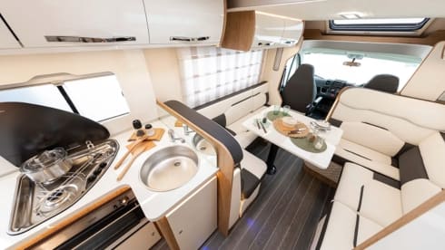 IONA – Luxury RollerTeam Autoroller 707   6 berth/6 seatbelts