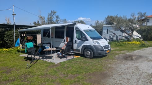 Compact and cozy 2-person Citroën Jumper Globecar bus from 2015