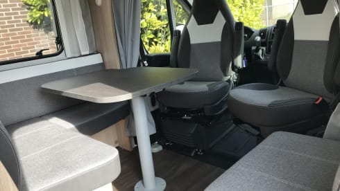 9/14 – Luxury automatic camper with 2-person queen bed!