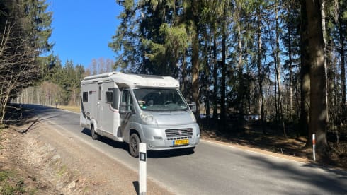 Lovely luxury camper 4p LMC semi-integrated from 2009 