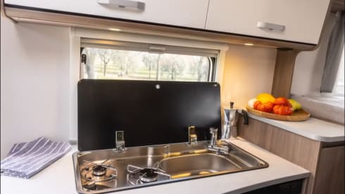 v337 pro – 3p Carado campervan uit 2024