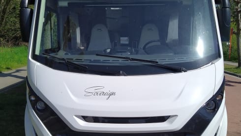 Découvrez notre camping-car McLouis luxueux et pratique - idéal pour les familles !