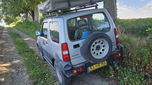 Vivi l'avventura con questa Suzuki Jimny dotata di tenda da tetto!