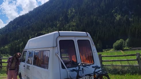 2 persoons Renault camper – On an adventure with a cheerful disco camper!