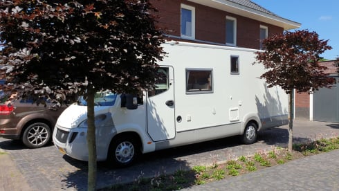Aventura! – Spacious modern camper for family or (sports) events XL