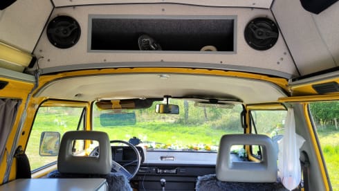 CHICO – cozy, neat, canary yellow oldtimer VW T3 for rent!
