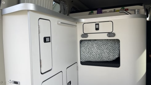 4p Ford campervan uit 2020