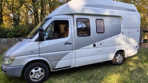 2-person Mercedes-Benz bus from 2002